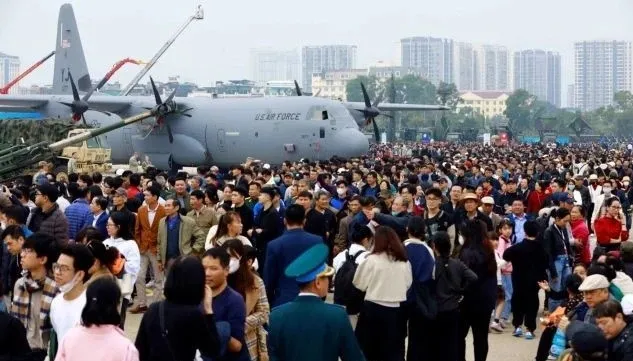 Vietnam International Defence Expo extends visiting time to some booths
