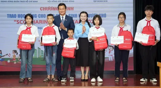 Scholarships worth 1.7 billion VND presented to 200 disadvantaged students