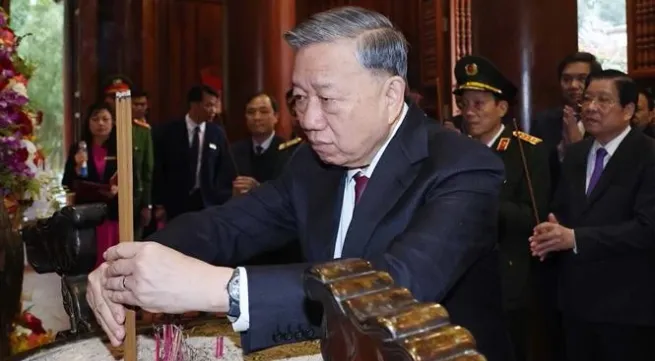 Party chief pays homage to President Ho Chi Minh in Nghe An province