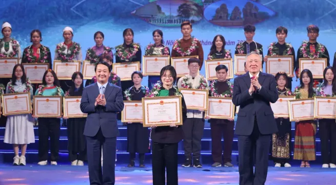 Outstanding ethnic minority students, youths honoured