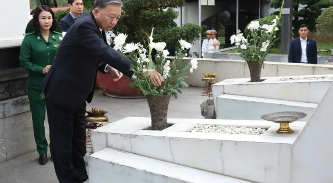 Party chief pays tribute to heroic martyrs in Ha Tinh province