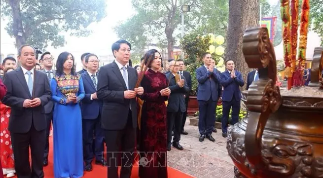 State President, OVs offer incense at Thang Long Imperial Citadel
