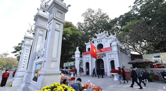 Hanoi ancient temples draw throngs of visitors on Tet holiday