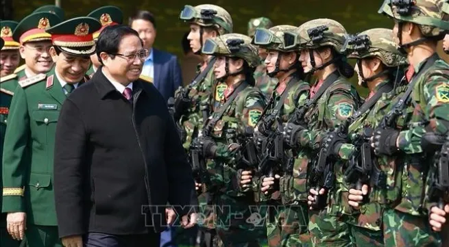 PM visits public security, national defence units on duty during Tet