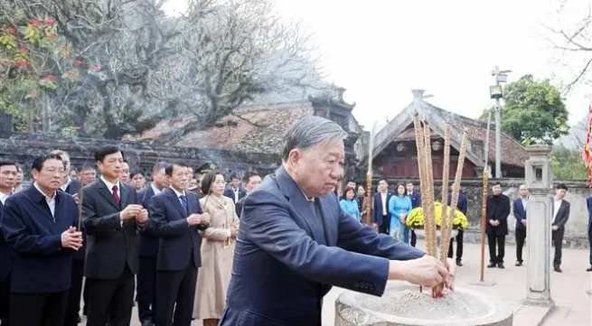 Party chief pays tribute to ancestors at Hoa Lu ancient capital