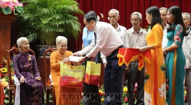 Top legislator pays Tet visit to Can Tho, presents gifts to policy beneficiaries