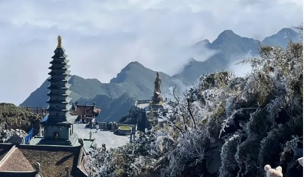 Mount. Fansipan coated in frost in first days of new year