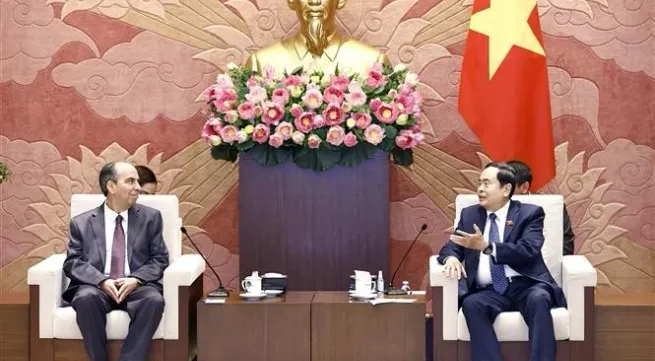 Top legislator receives new Cuban ambassador