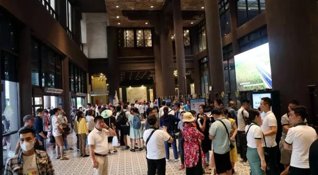 Tourists flock to Quang Ninh during New Year holiday