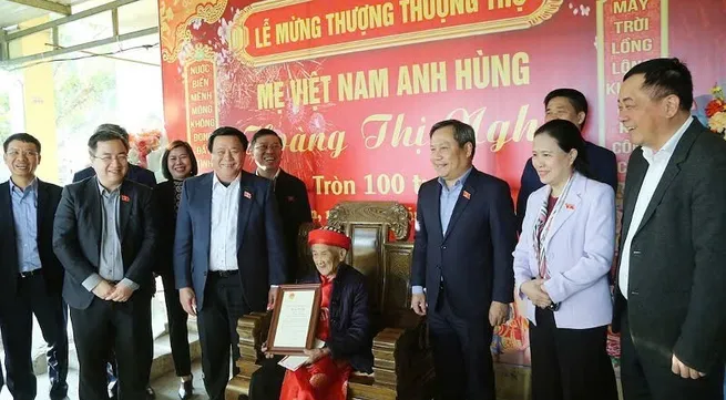Politburo member Nguyen Xuan Thang presents Tet gifts to heroic Vietnamese mothers and workers in Quang Ninh Province