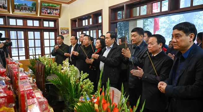 NA Chairman offers incense in tribute to President Ho Chi Minh