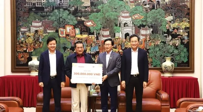 Tet gifts presented to policy beneficiaries and workers in Hung Yen Province