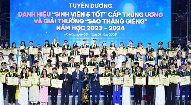 Multiplying “bright stars” of knowledge, personality and lifestyle among youths