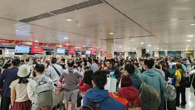 Major airports welcome huge numbers of passengers on Tet last day