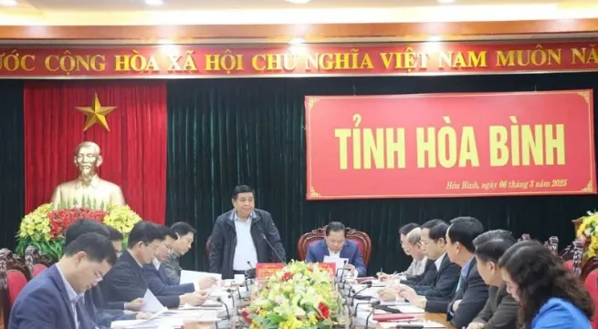 Deputy Prime Minister Nguyen Chi Dung works with Hoa Binh Province