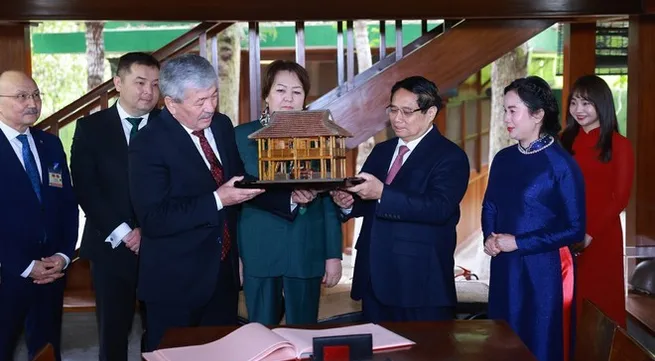 Vietnamese, Kyrgyz PMs visit President Ho Chi Minh Relic Site