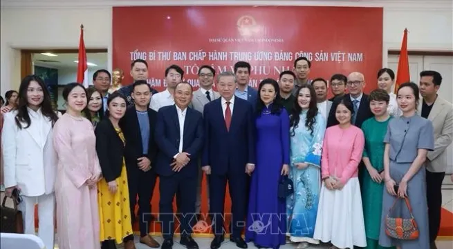 Party chief meets Vietnamese community in Indonesia