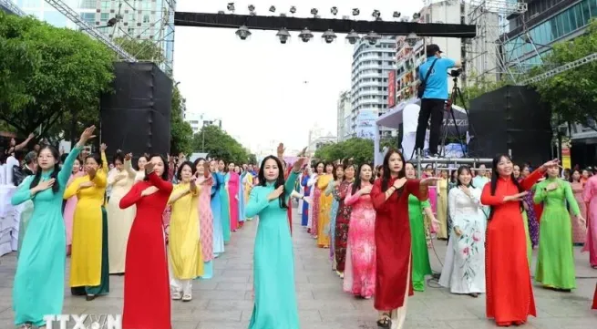 HCM City residents shine as 'ambassadors' of ao dai culture