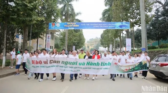 Over 1,000 domestic and international youths walk to protect environment