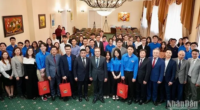 Ambassador holds dialogue with Vietnamese youth and students in Russia