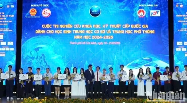 12 first prizes presented at national science and technology research competition for high school students