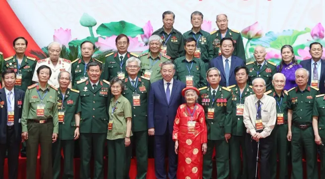 Party chief meets veteran revolutionaries, war heroes, policy beneficiaries