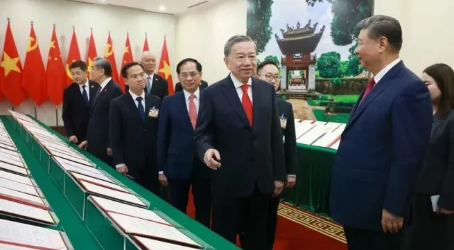 Vietnam, China ink pivotal agreements on railway, road cooperation