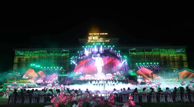 Party chief attends grand art performance celebrating national reunification