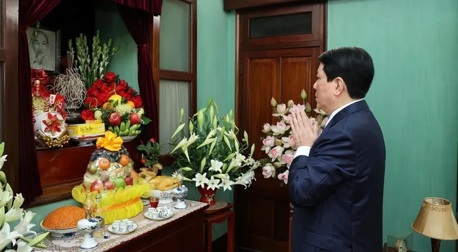 State leader pays tribute to late President Ho Chi Minh