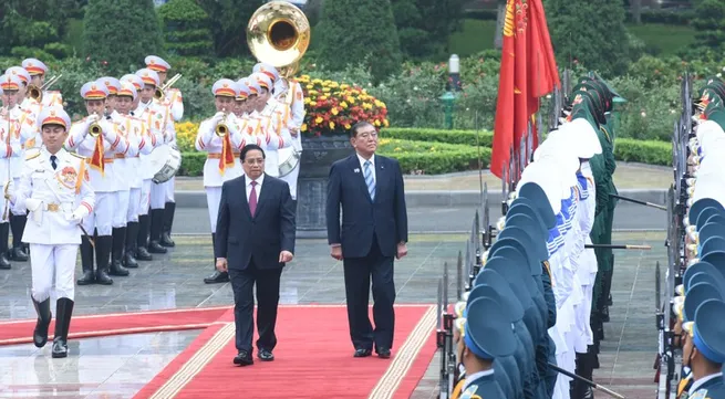 Vietnamese Prime Minister hosts official welcome ceremony for Japanese counterpart
