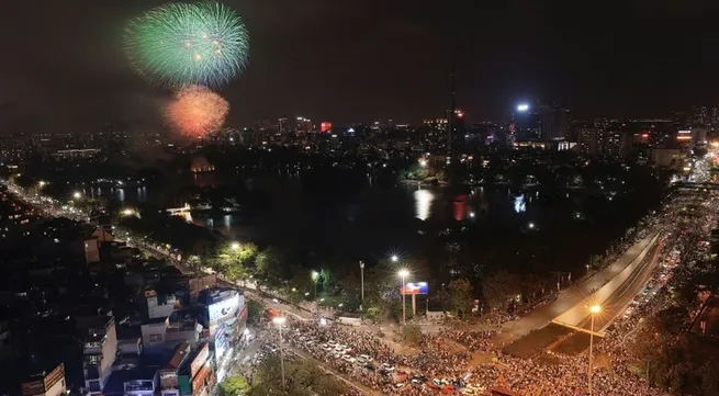 In pictures: Fireworks display in Hanoi celebrates national reunification day