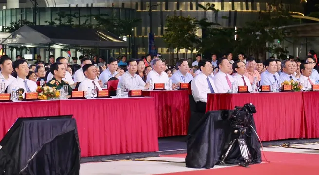 Leaders attend live-broadcast programme celebrating Spring 1975 Victory