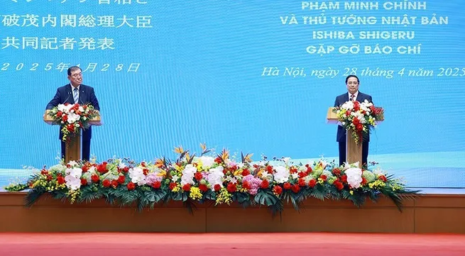 Vietnamese, Japanese PMs conduct productive talks in Hanoi