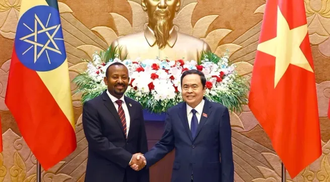Vietnamese top legislator receives Ethiopian PM