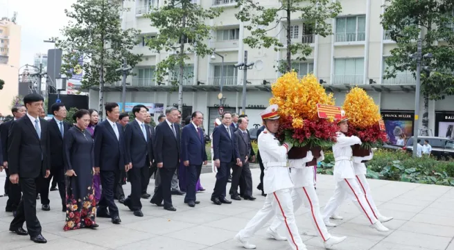 Party, State leaders pay homage to Presidents Ho Chi Minh, Ton Duc Thang