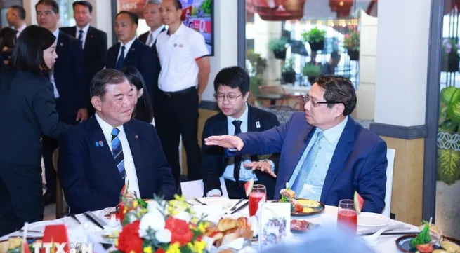 Japanese PM wraps up official visit to Vietnam
