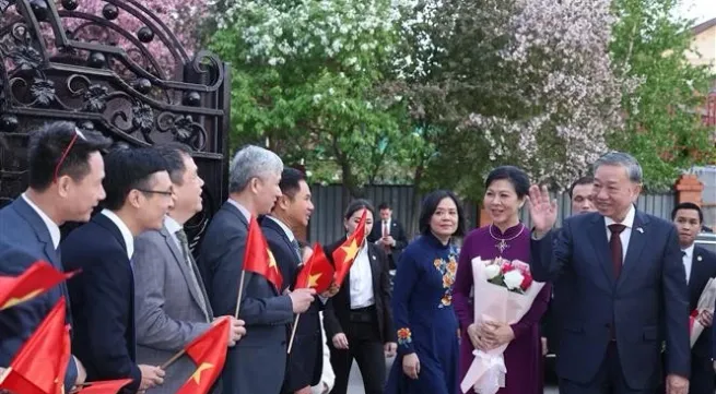 Party chief meets with Vietnamese community in Kazakhstan