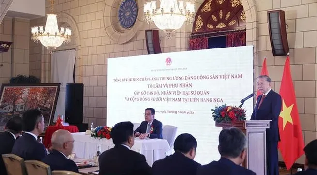 Party leader meets with embassy's staff, representatives of Vietnamese community in Russia