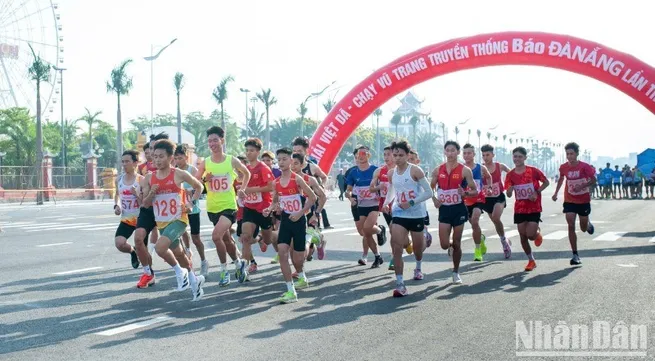 Hundreds of people join running events in Ben Tre and Da Nang