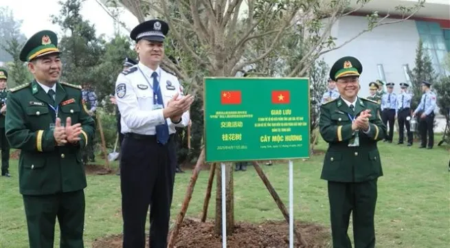 Young Vietnamese, Chinese border officers strengthen exchange