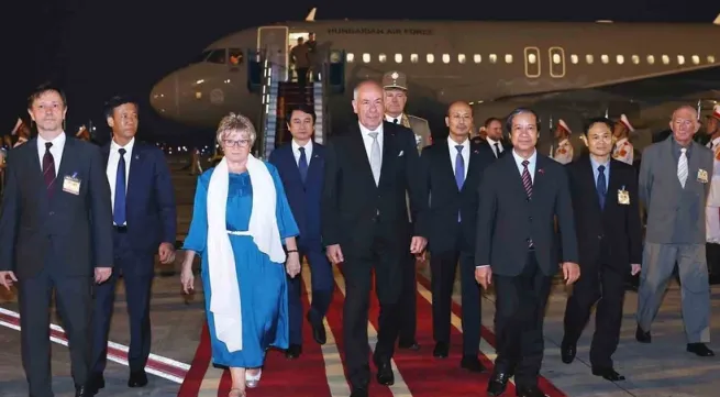 Hungarian President arrives in Hanoi, beginning official visit to Vietnam