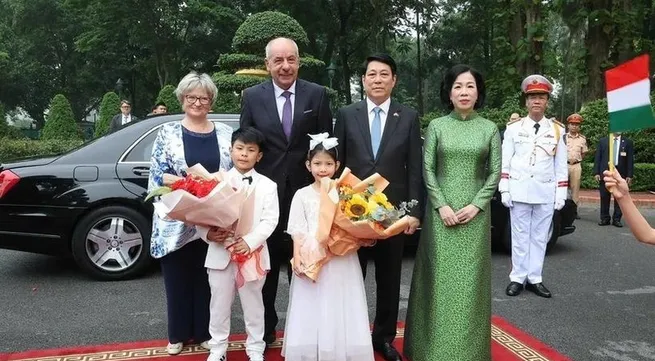 Hungarian President, spouse wrap up Vietnam visit