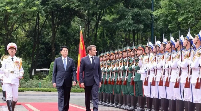 Welcome ceremony held for French President in Ha Noi