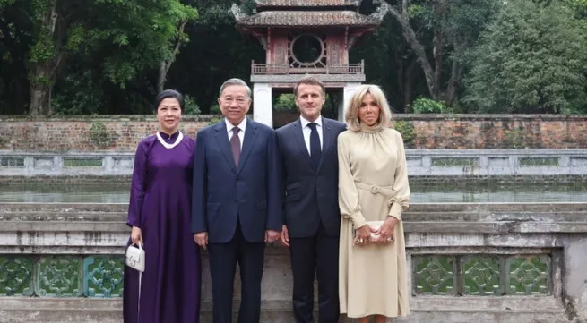 Vietnamese Party General Secretary, French President visit Vietnam's first national university