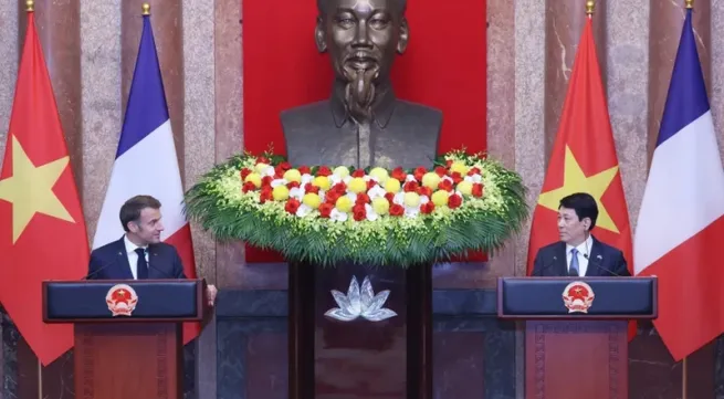Vietnamese, French leaders hold joint press conference following talks
