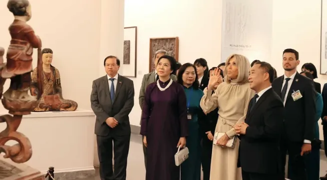 Party chief's spouse, France's first lady explore Vietnam's cultural treasures