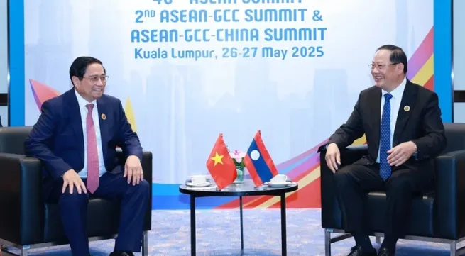 Vietnamese PM meets with Lao counterpart on ASEAN Summit sidelines