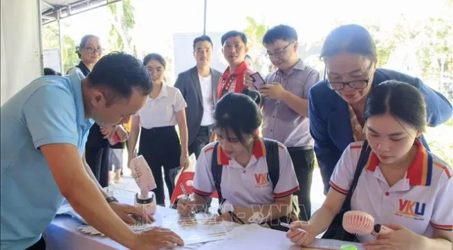 Nearly 10,000 students, job seekers join Da Nang career fair