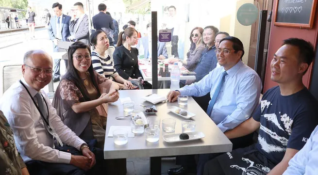 PM Pham Minh Chinh visits family of Vietnamese national in France