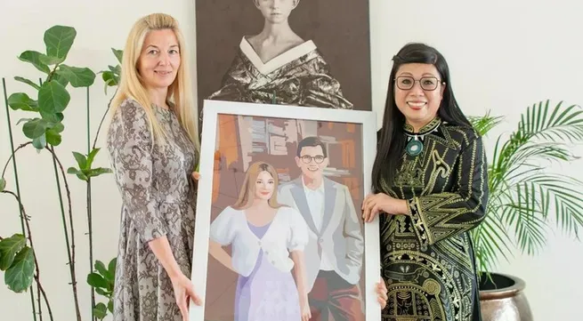 Vietnamese PM's spouse presents special gift to Estonian PM's wife